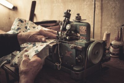 Semaine des autres modes : chemises surcyclées, café tricot et réparation à Paris